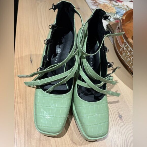 Daisy Street heeled shoes with strap detailing in sage green vinyl - Picture 4 of 13